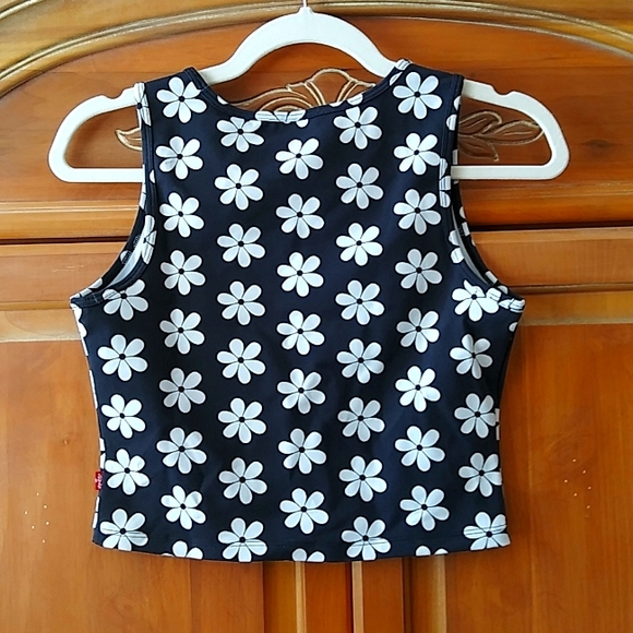 NWT **LEVI'S ** SLIM FIT BLACK & WHITE FLORAL SLIM FIT CROP TOP - WOMEN'S SMALL - Picture 3 of 4